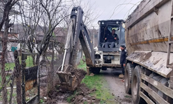 ELMACIK KÖYÜ’NDE KANAL TEMİZLİĞİ ÇALIŞMALARI DEVAM EDİYOR