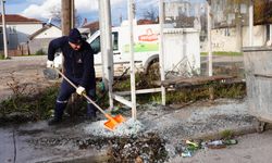 DÜZCE'DE OTOBÜS DURAKLARINA ZARAR VERİLDİ