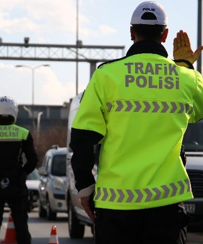 DÜZCE'DE TRAFİK DENETİMLERİNDE 140 ARAÇ MEN EDİLDİ