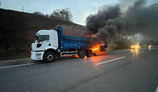 GÜMÜŞOVA'DA SEYİR HALİNDEKİ KAMYONDA ÇIKAN YANGIN SÖNDÜRÜLDÜ