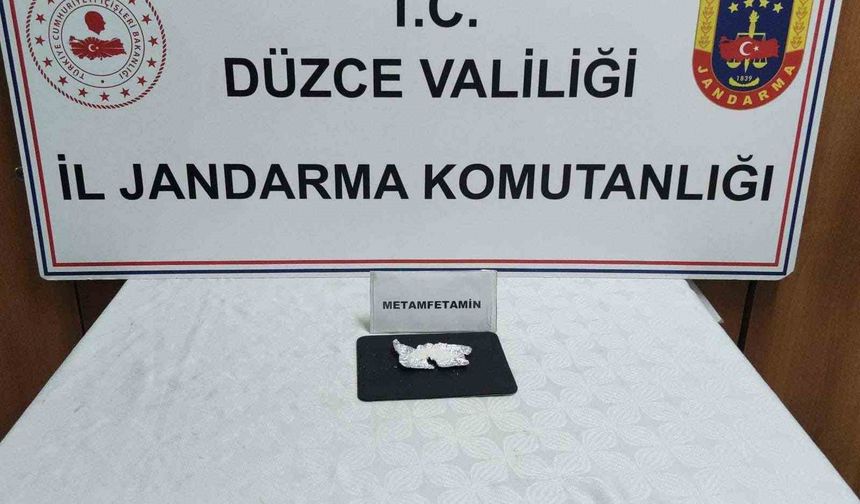 DÜZCE'DE UYUŞTURUCUYA GEÇİT YOK 1 KİŞİ TUTUKLANDI 2 KİŞİYE ADLİ İŞLEM BAŞLATILDI
