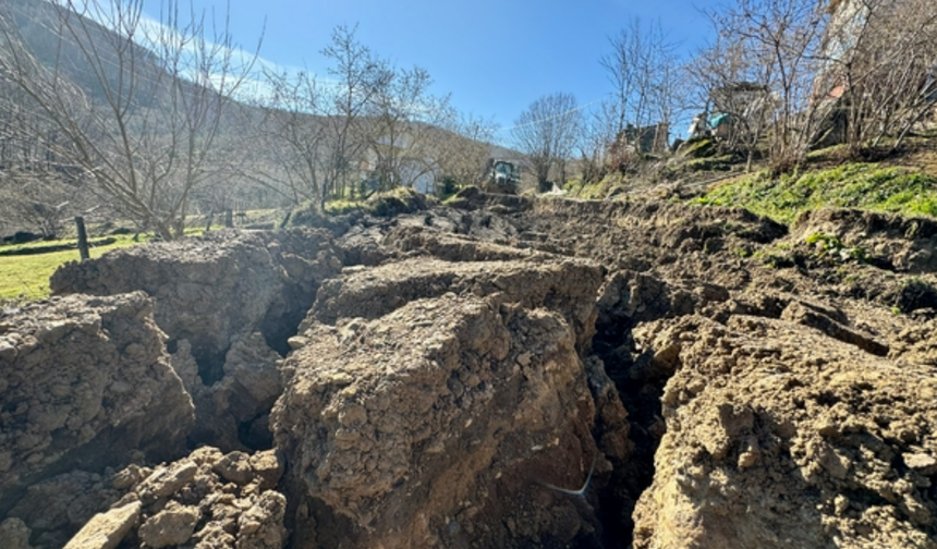 DÜZCE'DE TOPRAK KAYMASI SONUCU 5 EV TAHLİYE EDİLDİ