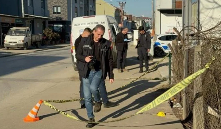 DÜZCE'DE ALIŞVERİŞTEN DÖNEN KİŞİ TABANCAYLA VURULDU