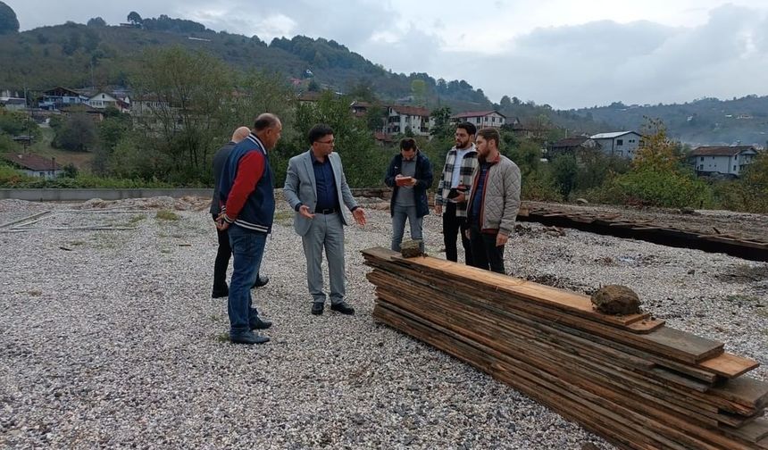 DÜZCE'DE YENİ HALI SAHA İNŞAATI DEVAM EDİYOR