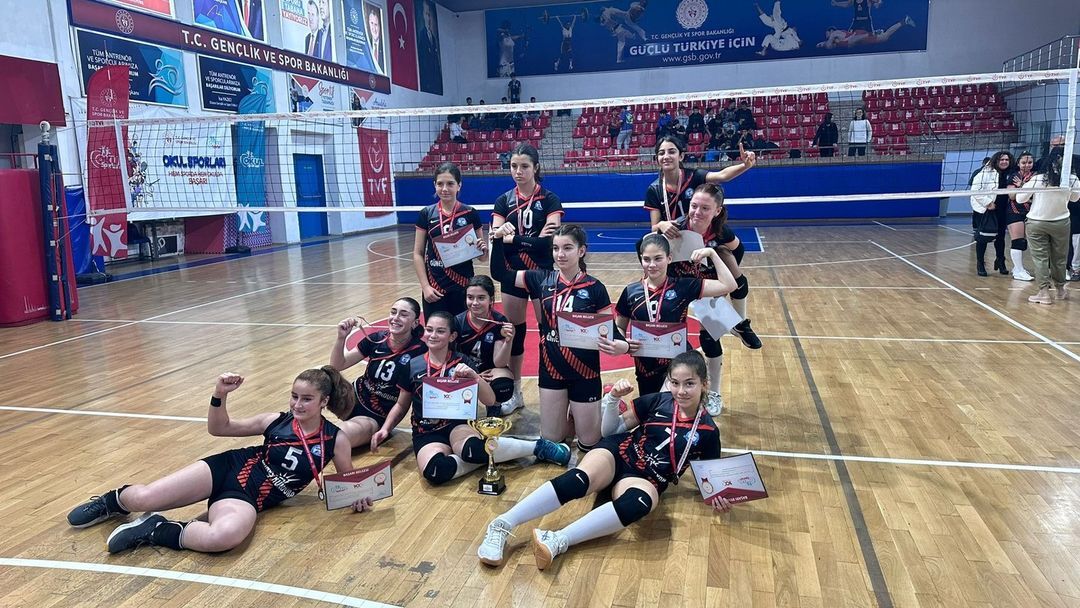 YILDIZ KIZLAR VOLEYBOLDA BİRİNCİ BELLİ OLDU