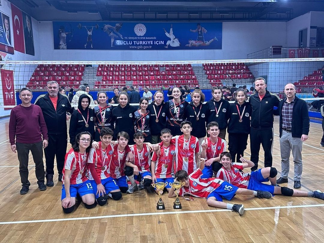 YILDIZ ERKEK VOLEYBOL MÜSABAKALARI SONA ERDİ