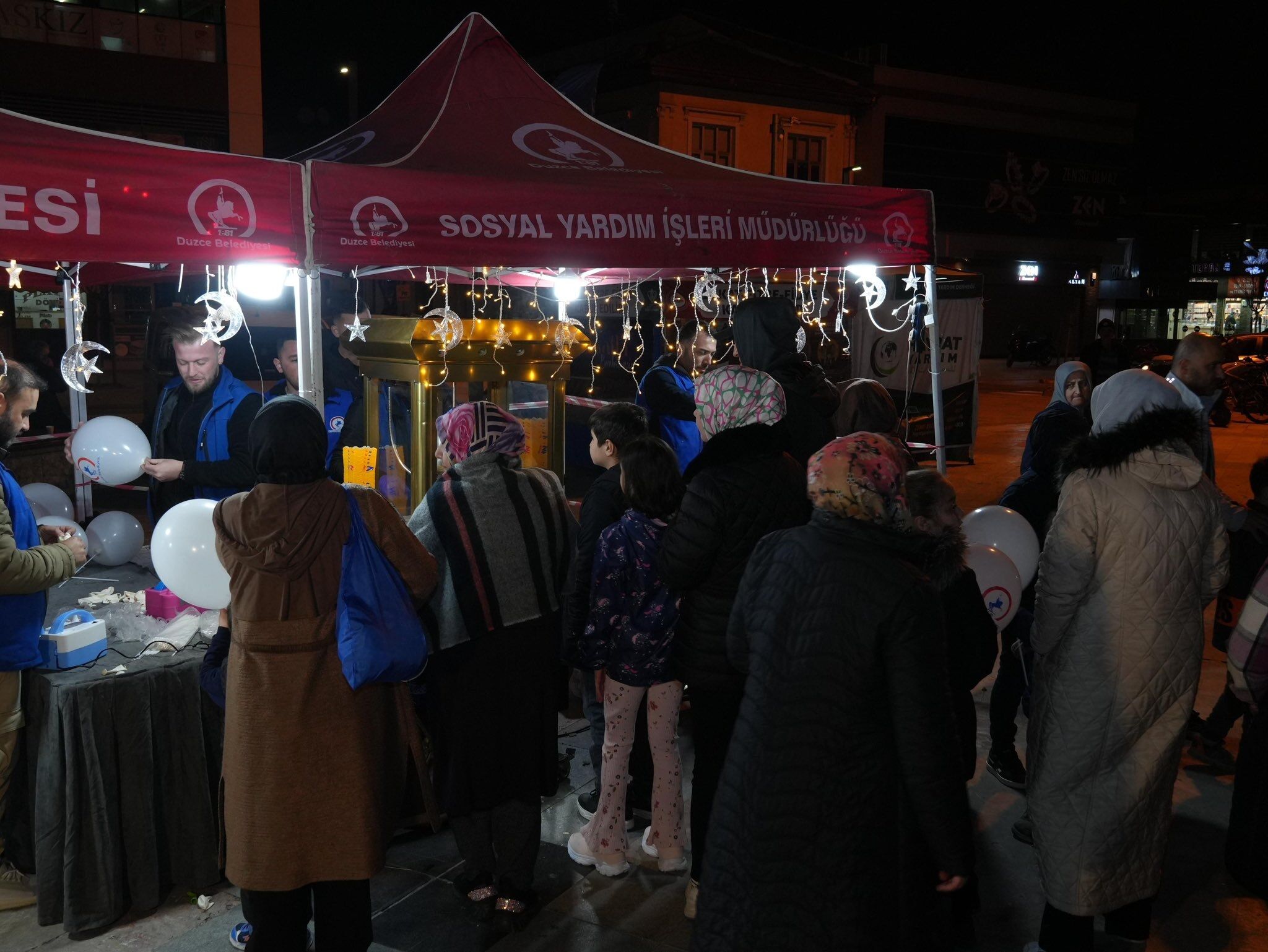 Düzce Belediyesi’nden Ramazan Coşkusu: Büyük Cami Önünde İkramlıklar Dağıtıldı
