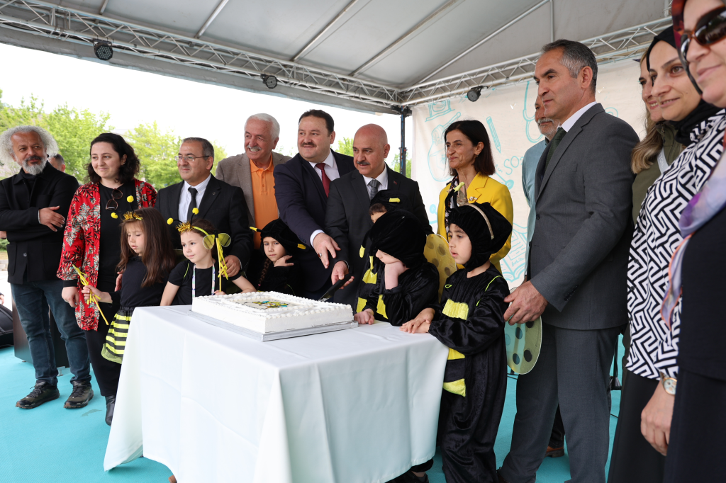 Arılar Tarımda Olmazsa olmazdır.